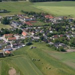 Bybjerg fra nord: kirke, kro, skole, Stensbjerggård