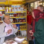 Harald Petersen signerer bøger i Orø Brugs