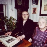 Henrik og Olivia i Hestebedgårds stue i 1980erne
