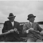Færgemand Peter Jensen og Max Garmann på vej mod Hammer Bakke, roende, i begyndelsen af 1930erne? Max Garman havde Gamløsegården fra 1921 til 1924 Østre Færge var en robåd til omkring 1926 hvor man anskaffede en motorbåd